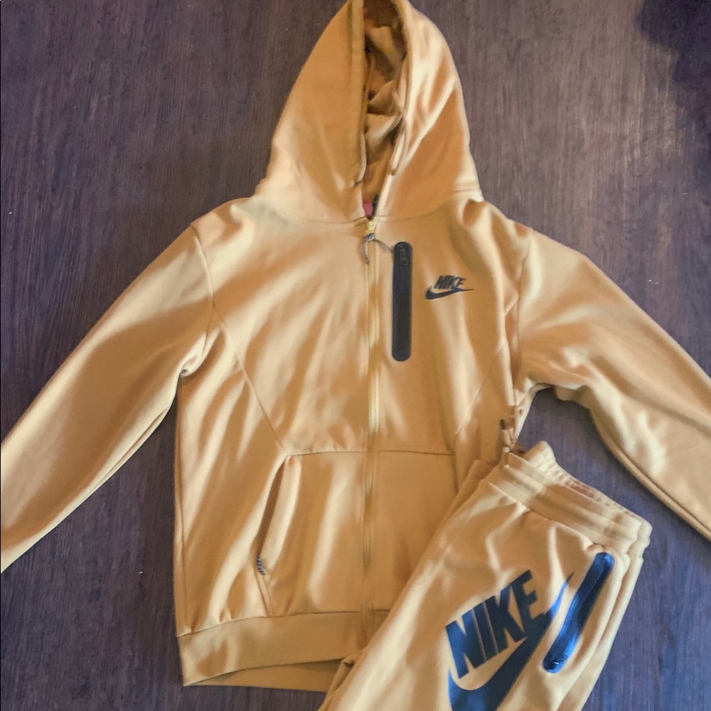 XL Men’s Nike Suit